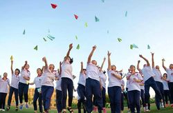 金色年华中的微光·校园爱情的初遇与成长