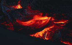 洞穴深处跃动的火光—揭秘传说中的炎魔与科学真相