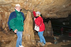 洞穴群中的红绳结—双重影像的秘密