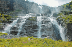 高加索山脉的神秘雨鱼六芒刻印：探寻古老文明的密码