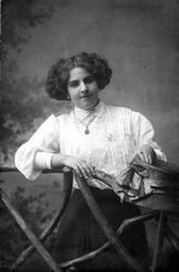 那本沾着面粉的旧食谱书丨伦敦雨夜里的三代女人