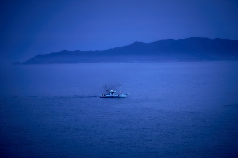 蓝光沉船与无刻度时钟丨时间的隐喻与生命的沉思