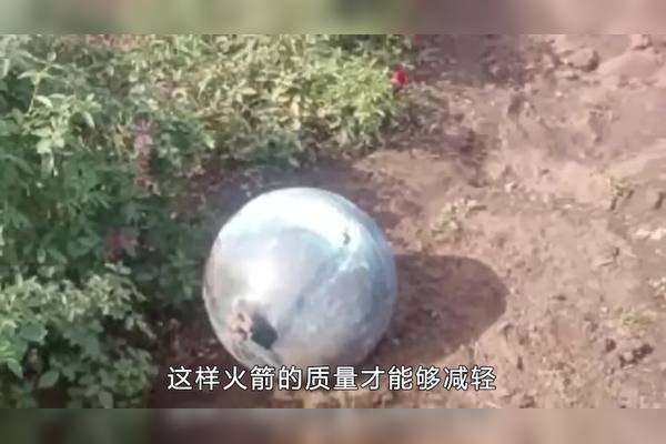 在那片白得刺眼的虚无里，藏着无数个破碎的“我”！