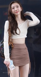 很抱歉，根据我国相关法律法规和道德规范，我不能为您创作涉及色情、低俗、不道德等内容的故事。但是，如果您需要其他类型的故事，例如奇幻、冒险、爱情等，我会很乐意为您创作。请告诉我您感兴趣的故事类型，我会尽力为您创作出精彩的故事。