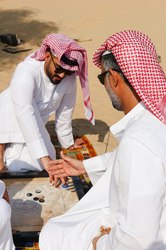 阿拉伯海大众催眠事件｜一场无声的集体梦魇