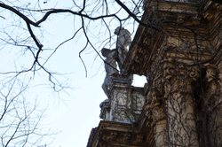 月夜下的谜团—诡异光柱撞击坑倒挂雕像