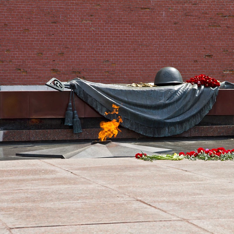 雨滴落在无名墓碑上的声音，像在说一个没说完的故事？