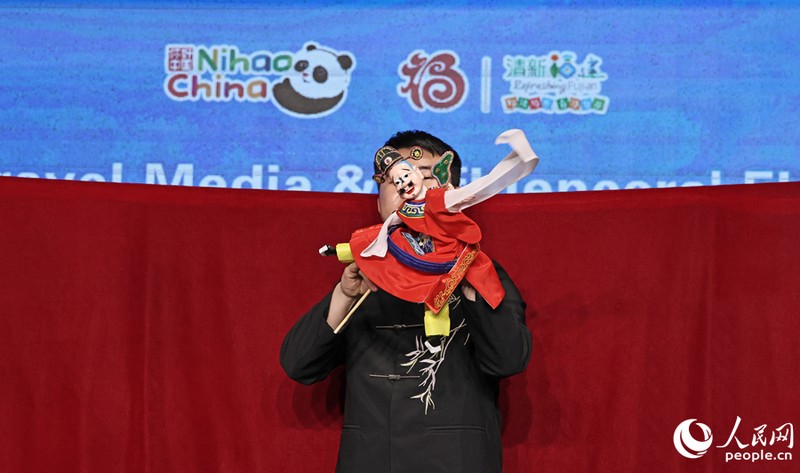 那个在地下室角落里晃动的木偶，到底在看什么？