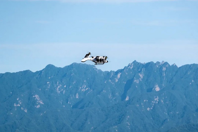 空中俯瞰阿尔卑斯，新能源的绿色奇迹！