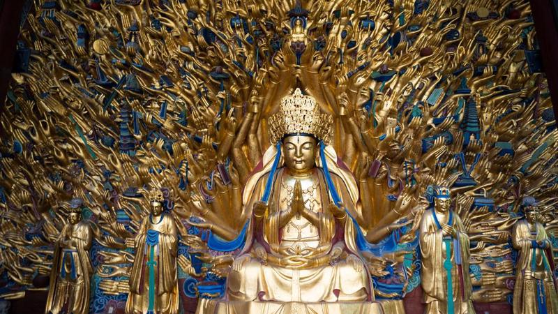 夜探神秘陨石坑·诡异脚步声与倒挂雕像的秘密