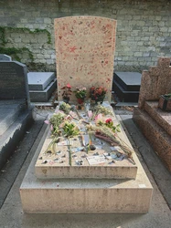 在墨西哥雨林深处，我见过一块写着“海怪”的墓碑？