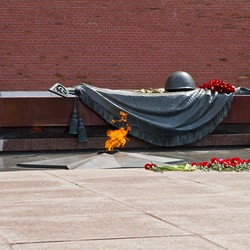 雨滴落在无名墓碑上的声音，像在说一个没说完的故事？