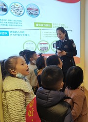 雨夜里的糖葫芦摊？