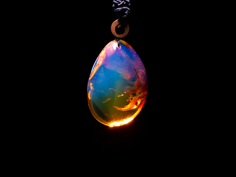 电磁暴沙中的琥珀｜自然奇观与科学之谜