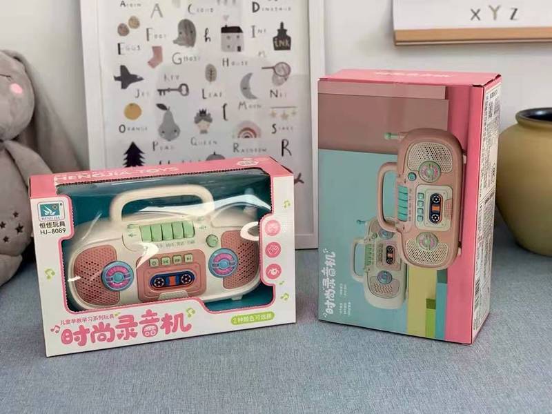 午夜的低语与旧收音机的秘密？