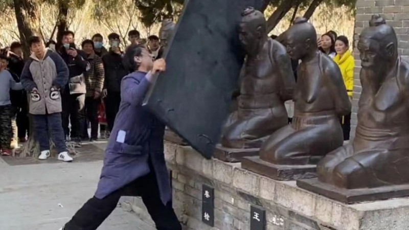 重复走廊：一场令人窒息的视觉与心灵探索