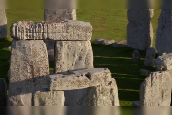 在南极的冰雪深处，寻找失落的秘密…