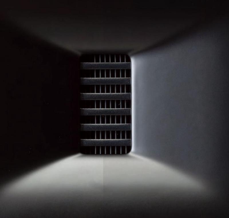 我撞见了那个黑色立方体，它在重复我的声音…