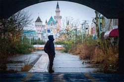 废弃游乐园里的低语墙旧磁带：一场关于记忆与秘密的冒险