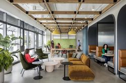 亚马孙雨林黑色立方电梯停层·迷失在绿色迷宫中的神秘瞬间