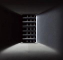 我撞见了那个黑色立方体，它在重复我的声音…