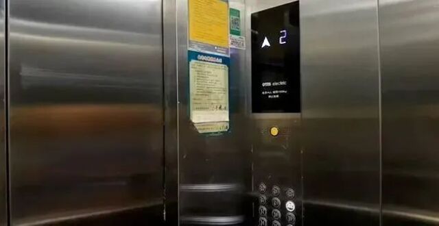 被困在十平米的死海·关于电梯停层、失真照片和现代焦虑的碎碎念