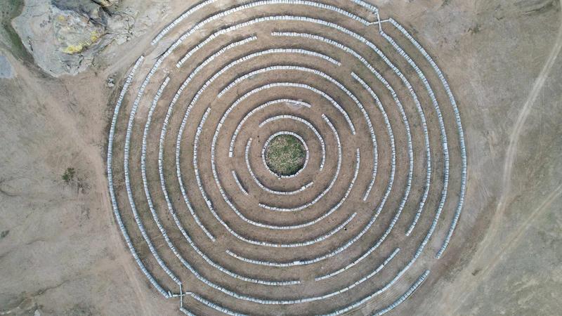 揭秘废弃地铁中的“脚印阵”｜巨型鳞片的秘密