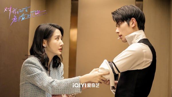 她踩着高跟鞋，走进了他家的后花园