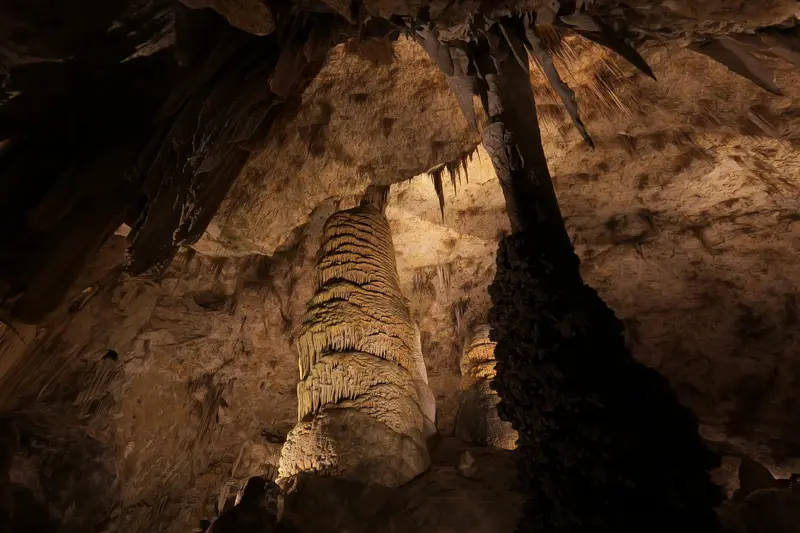 我在洞穴里见过最诡异的铜盘，它把光反着照了我一整夜！