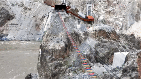 怒江峡谷中的玻璃棺地光｜大自然的鬼斧神工