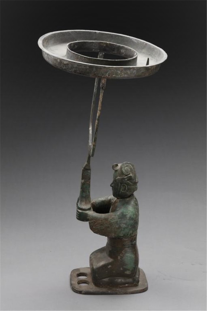 那晚，我从古玩摊上捡了个“会发光”的铜盘？