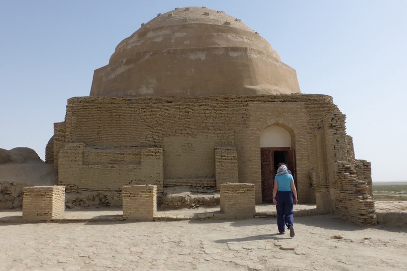 在喀尔巴阡的沙漠深处，守护着永恒的秘密…