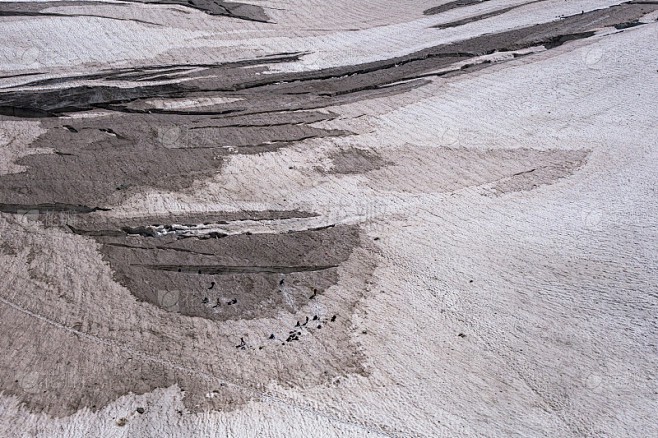 在时间的裂缝中寻找真实丨冰川裂缝头盔碎片与群体幻觉的迷雾