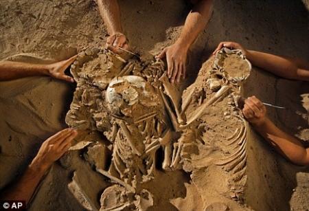 撒哈拉沙漠里的“飞碟”骗局｜当罗斯威尔遇上荒诞，真相比科幻片还离谱