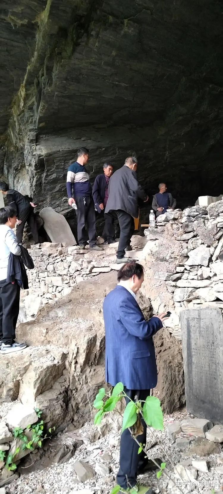 在海边发现的无名墓碑，让我想起那些被风浪抹去的名字？