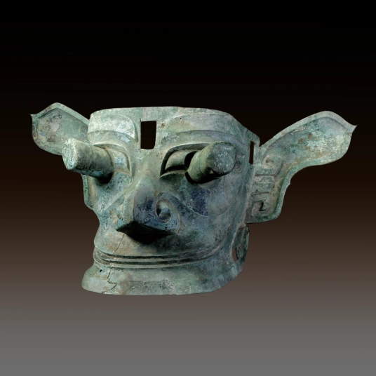 那个盯着你看几千年的青铜面具，好像把时间按下了暂停键…