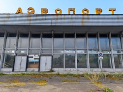 废弃机场的蓝光，无法翻译的秘密…