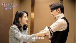 她踩着高跟鞋，走进了他家的后花园