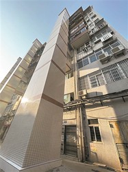 电梯里那张没名字的合照，让我想起了一整个夏天！