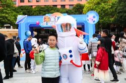 我们正在集体梦游，却以为自己清醒着…