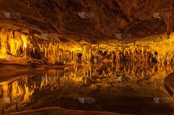 那个洞穴里，我们拍了张没人认得的合照