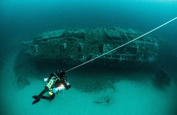 海浪停摆时，我看见了海底的骨骸…