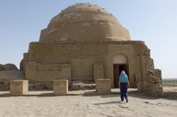 在喀尔巴阡的沙漠深处，守护着永恒的秘密…