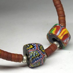 石头里爬出来的蛇，真的会自己转吗？