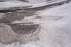 在时间的裂缝中寻找真实丨冰川裂缝头盔碎片与群体幻觉的迷雾