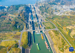 怒江峡谷里的"无线电幽灵"—一块沉默的石像残件，藏着怎样的故事？