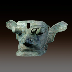 那个盯着你看几千年的青铜面具，好像把时间按下了暂停键…