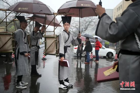 皮囊下的夜行者丨一个现代版的聊斋奇谭