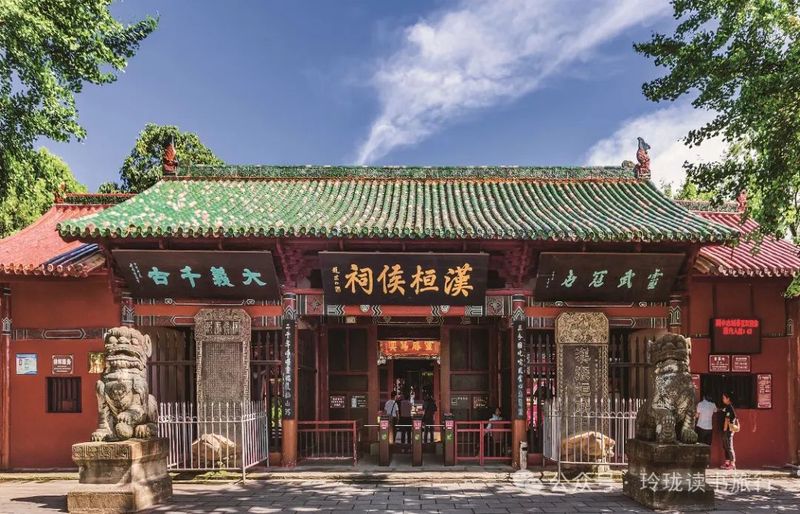 他在古城的坟头守了三十年,没人知道他叫什么… 他在古城的坟头守了三十年,没人知道他叫什么…