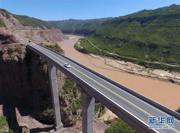 透明人喀斯特地貌双环印—当自然与想象交织的奇幻图景 透明人喀斯特地貌双环印—当自然与想象交织的奇幻图景
